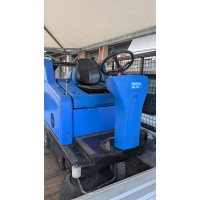 SPAZZATRICE A BATTERIE (nuove) UOMO A BORDO, NILFISK pista da 900mm, completamente revisionata 