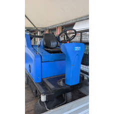 SPAZZATRICE A BATTERIE (nuove) UOMO A BORDO, NILFISK pista da 900mm, completamente revisionata 