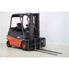 Carrello elettrico da 3000 kg LINDE E30-02 del 2010 triplex 4350mm ingombro 2100mm ore 14000