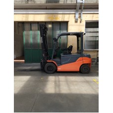 CARRELLO ELEVATORE usato ELETTRICO del 2018, 50 QLI,5500 TRIPLEX ALZATA LIBERA,ore 2050,TOYOTA 8FBMT50